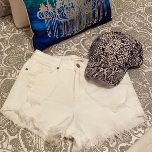 Hi rise distressed short